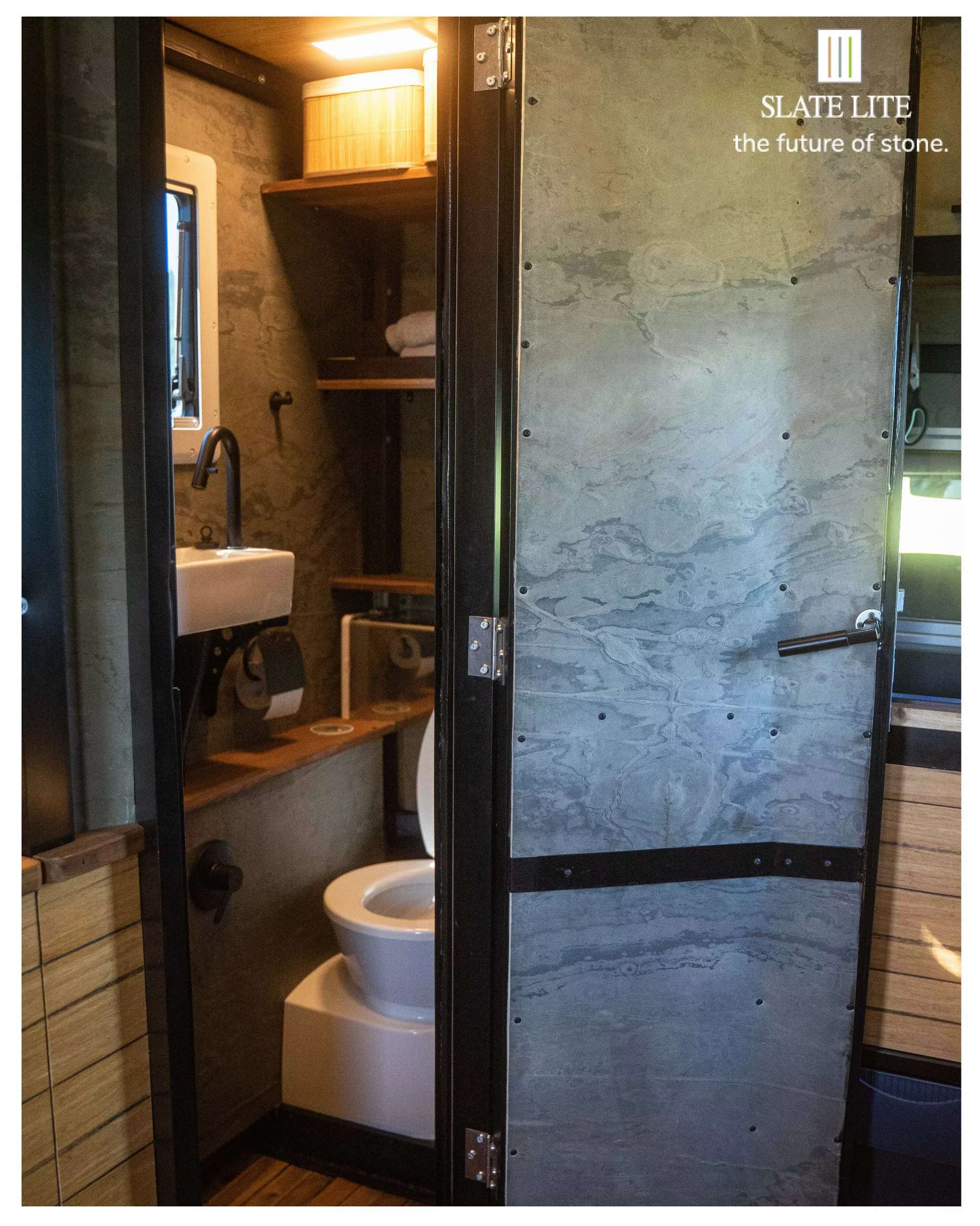 The bathroom also convinces with Slate-Lite